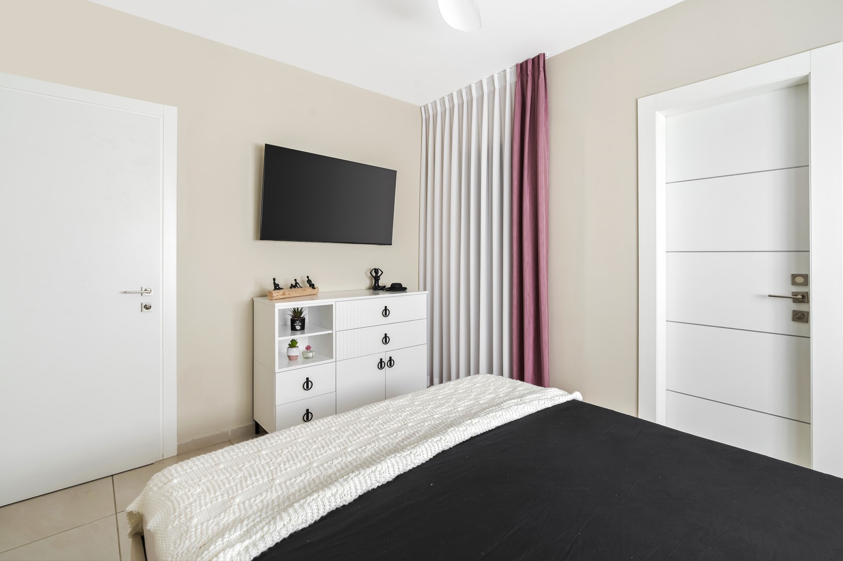 חדר ארונות בחדר שינה