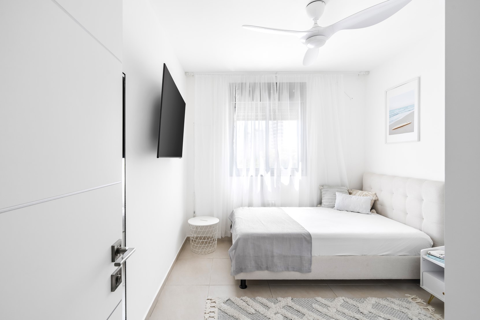 חדר נערה לבן