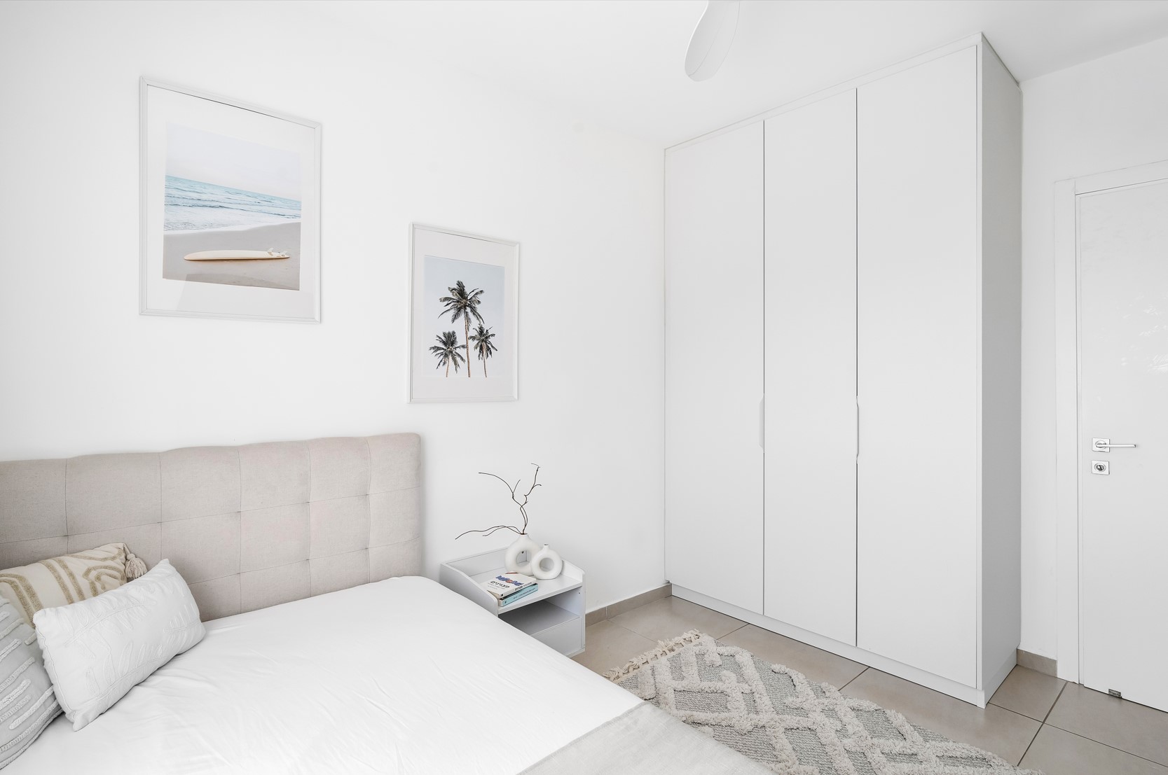 ארון בגדים לבן