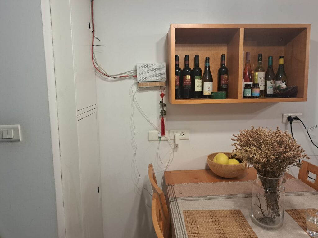 חוטי חשמל חשופים